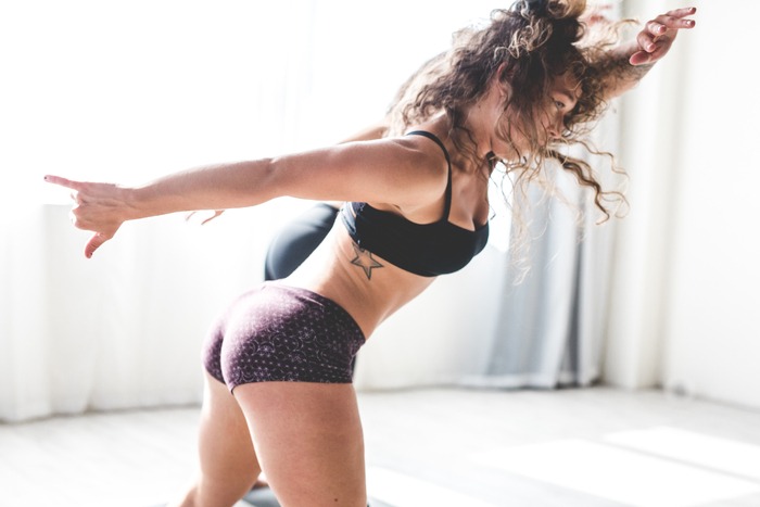 woman exercising with lean PCOS showing that women with PCOS can be thin