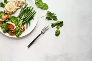 picture of a plate with a low GI diet for PCOS including chicken breast, green beans and a salad